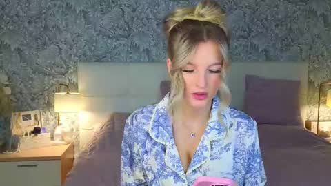 emilydancee online show from November 7, 4:23 am