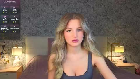 Snapshot of emilydancee chatting on February 17, 4:35 pm emilydancee online show from February 17, 4:35 pm