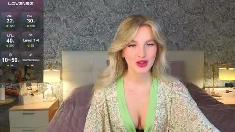 Snapshot of emilydancee chatting on April 8, 4:23 am emilydancee online show from April 8, 4:23 am