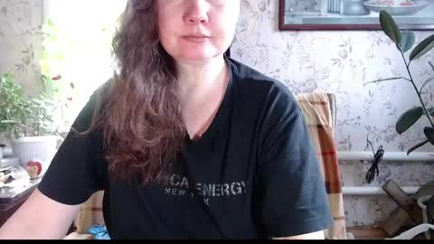 EmilyDoth online show from April 19, 6:24 am