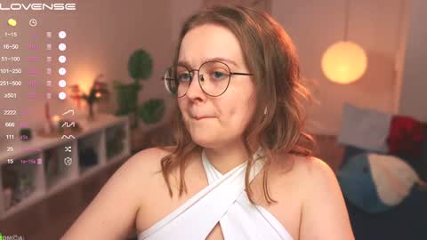 Snapshot of emilyforelsket chatting on December 22, 3:33 pm Emily online show from December 22, 3:33 pm