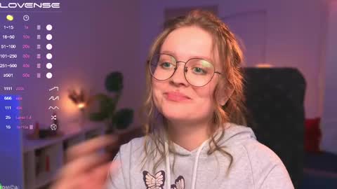 Snapshot of emilyforelsket chatting on February 15, 6:33 pm Emily online show from February 15, 6:33 pm