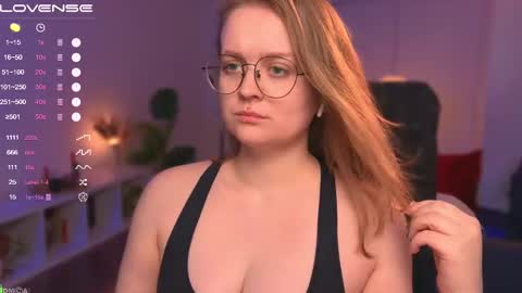 Snapshot of emilyforelsket chatting on February 16, 3:27 pm Emily online show from February 16, 3:27 pm