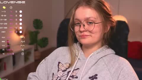 Snapshot of emilyforelsket chatting on February 22, 3:36 pm Emily online show from February 22, 3:36 pm