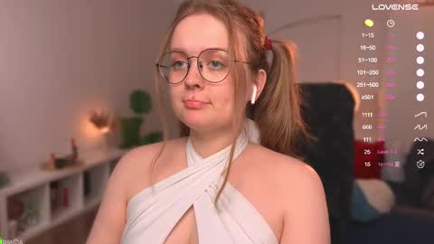 Snapshot of emilyforelsket chatting on March 2, 12:32 pm Emily online show from March 2, 12:32 pm