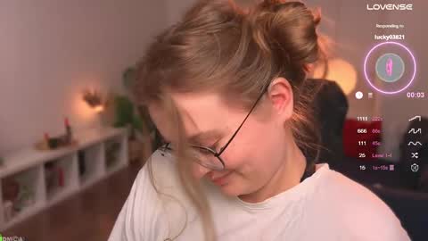 Snapshot of emilyforelsket chatting on March 2, 3:37 pm Emily online show from March 2, 3:37 pm