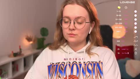 Snapshot of emilyforelsket chatting on March 4, 12:01 pm Emily online show from March 4, 12:01 pm