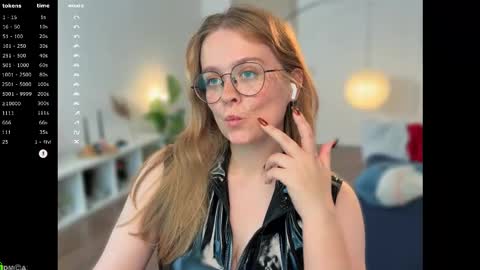 Snapshot of emilyforelsket chatting on October 19, 12:17 pm Emily online show from October 19, 12:17 pm