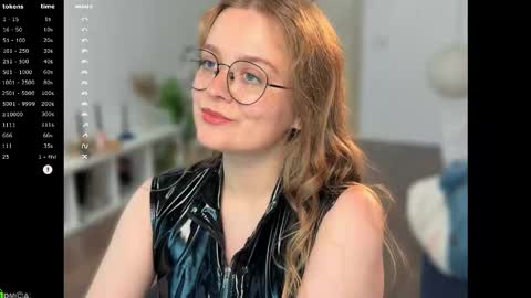 Snapshot of emilyforelsket chatting on October 24, 12:23 pm Emily online show from October 24, 12:23 pm