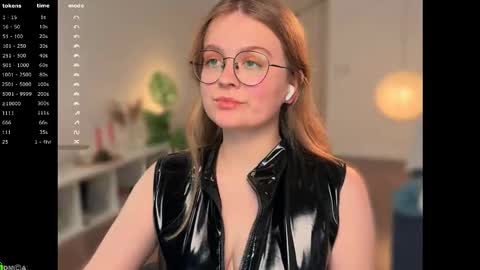 Snapshot of emilyforelsket chatting on November 28, 2:09 pm Emily online show from November 28, 2:09 pm