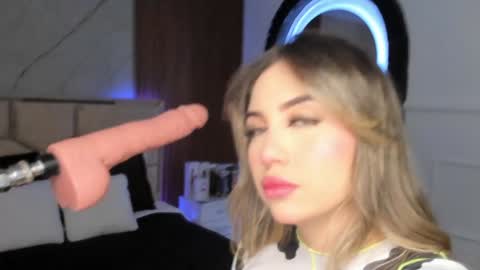 Snapshot of emilyhendrix_ chatting on December 4, 7:34 pm Emily Hendrix online show from December 4, 7:34 pm