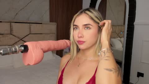 Snapshot of emilyhendrix_ chatting on December 31, 5:29 pm Emily Hendrix online show from December 31, 5:29 pm