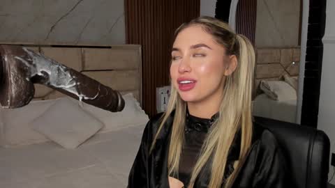 Snapshot of emilyhendrix_ chatting on January 11, 5:10 am Emily Hendrix online show from January 11, 5:10 am