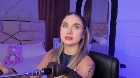 Snapshot of emilyhendrix_ chatting on February 12, 9:01 pm Emily Hendrix online show from February 12, 9:01 pm