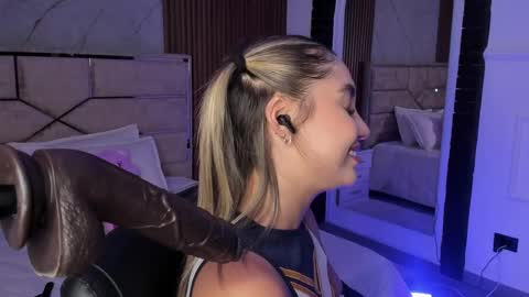 Snapshot of emilyhendrix_ chatting on February 13, 12:02 am Emily Hendrix online show from February 13, 12:02 am