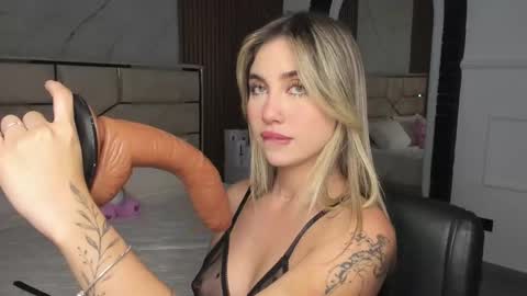 Snapshot of emilyhendrix_ chatting on February 24, 6:47 pm Emily Hendrix online show from February 24, 6:47 pm