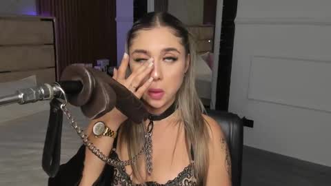 Snapshot of emilyhendrix_ chatting on March 8, 10:45 pm Emily Hendrix online show from March 8, 10:45 pm