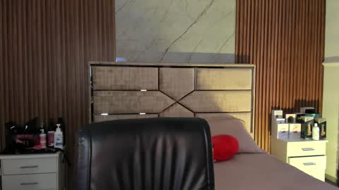 Snapshot of emilyhendrix_ chatting on September 12, 7:58 pm Emily Hendrix online show from September 12, 7:58 pm