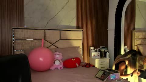 Snapshot of emilyhendrix_ chatting on September 13, 7:57 pm Emily Hendrix online show from September 13, 7:57 pm