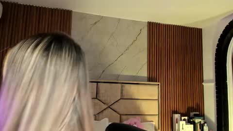 Snapshot of emilyhendrix_ chatting on September 15, 8:09 pm Emily Hendrix online show from September 15, 8:09 pm