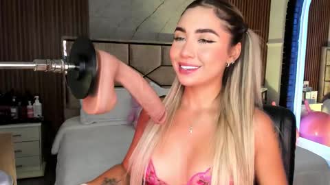 Snapshot of emilyhendrix_ chatting on September 22, 8:33 pm Emily Hendrix online show from September 22, 8:33 pm