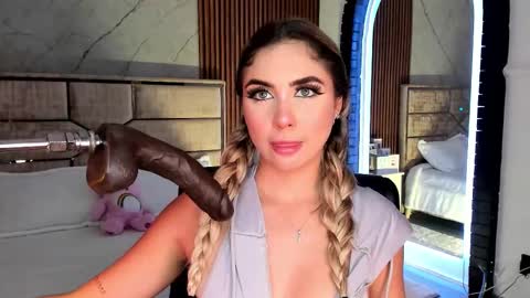 Snapshot of emilyhendrix_ chatting on October 8, 7:22 pm Emily Hendrix online show from October 8, 7:22 pm