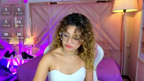 Emilyjonnes  online show from April 7, 8:20 pm