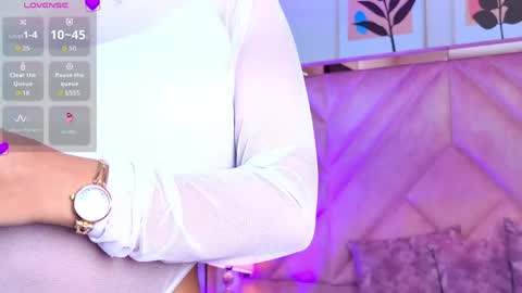 Emilyjonnes  online show from April 14, 9:32 pm