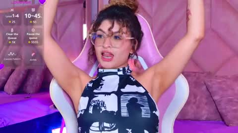 Snapshot of emilyjonesss_ chatting on May 2, 8:47 pm Emilyjonnes online show from May 2, 8:47 pm