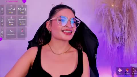 Snapshot of emilyjonesss_ chatting on May 29, 4:32 am Emilyjonnes online show from May 29, 4:32 am