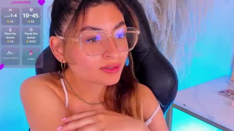 Snapshot of emilyjonesss_ chatting on June 5, 6:52 am Emilyjonnes online show from June 5, 6:52 am