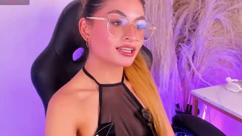 Snapshot of emilyjonesss_ chatting on June 19, 4:39 am Emilyjonnes online show from June 19, 4:39 am
