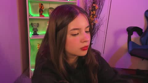 Snapshot of emilykarterr chatting on December 4, 7:12 pm VALEEEN online show from December 4, 7:12 pm
