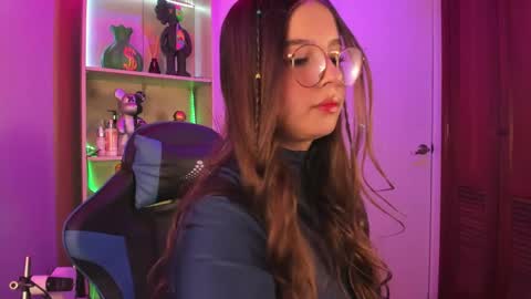 Snapshot of emilykarterr chatting on December 8, 3:56 pm VALEEEN online show from December 8, 3:56 pm