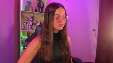 Snapshot of emilykarterr chatting on December 10, 4:17 pm VALEEEN online show from December 10, 4:17 pm