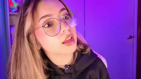Snapshot of emilykarterr chatting on May 19, 3:18 pm VALEEEN online show from May 19, 3:18 pm