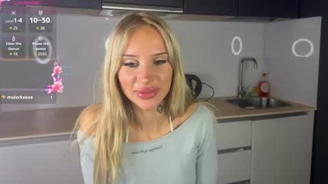 Snapshot of emilykiss2 chatting on November 16, 7:30 pm Emily online show from November 16, 7:30 pm