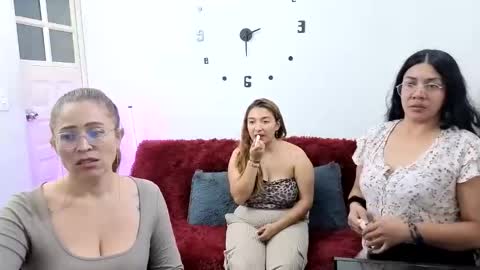 Snapshot of emilyriskhot chatting on June 9, 9:15 pm emily friends online show from June 9, 9:15 pm