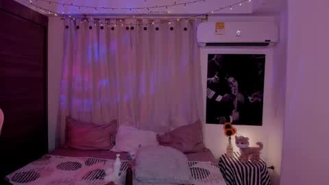 Snapshot of emilyrosss_ chatting on January 24, 7:08 am EMILY online show from January 24, 7:08 am