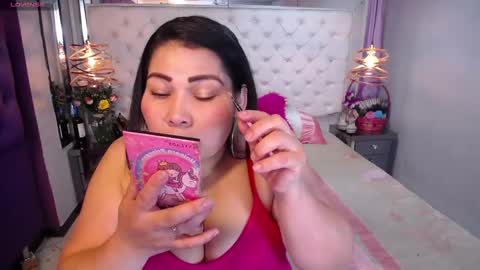 Snapshot of emilysander_ chatting on December 9, 12:51 pm Emily online show from December 9, 12:51 pm