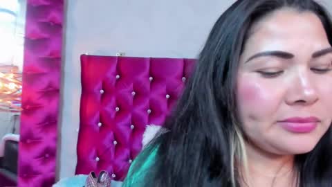 Snapshot of emilysander_ chatting on January 9, 8:44 pm Emily online show from January 9, 8:44 pm