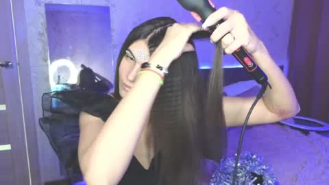 Snapshot of emilytucker chatting on December 10, 1:32 am Emily online show from December 10, 1:32 am