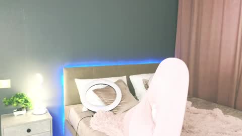 Snapshot of emilytucker chatting on February 9, 8:11 am Emily online show from February 9, 8:11 am