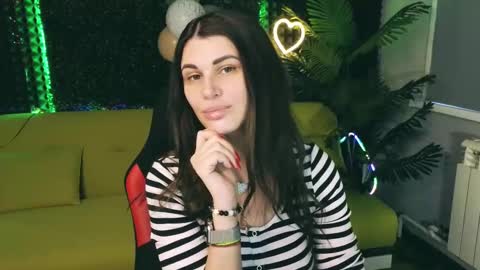 Snapshot of emilytucker chatting on February 15, 1:42 am Emily online show from February 15, 1:42 am