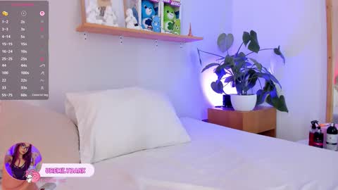 Snapshot of emilyy_bank chatting on November 10, 7:57 pm Emily Bank online show from November 10, 7:57 pm