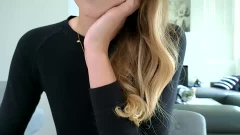 Snapshot of emilyy_miller chatting on October 17, 8:11 pm emilly online show from October 17, 8:11 pm