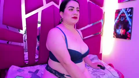 Snapshot of emilyy_moon_ chatting on June 5, 3:46 am Emilyy Moon online show from June 5, 3:46 am