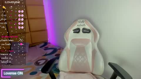 Snapshot of emma__js_ chatting on June 20, 3:04 pm emma__js_ online show from June 20, 3:04 pm