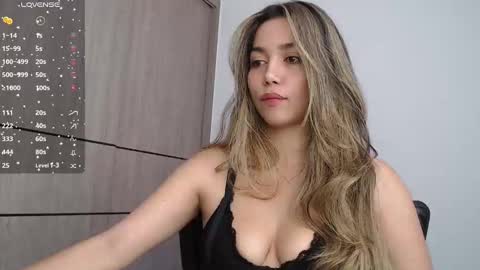 Snapshot of emma_aaa chatting on December 6, 1:00 pm Rocio online show from December 6, 1:00 pm