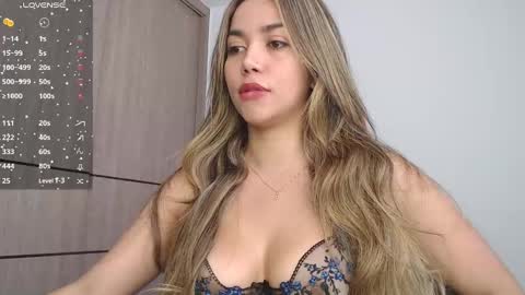 Snapshot of emma_aaa chatting on December 7, 1:40 pm Rocio online show from December 7, 1:40 pm